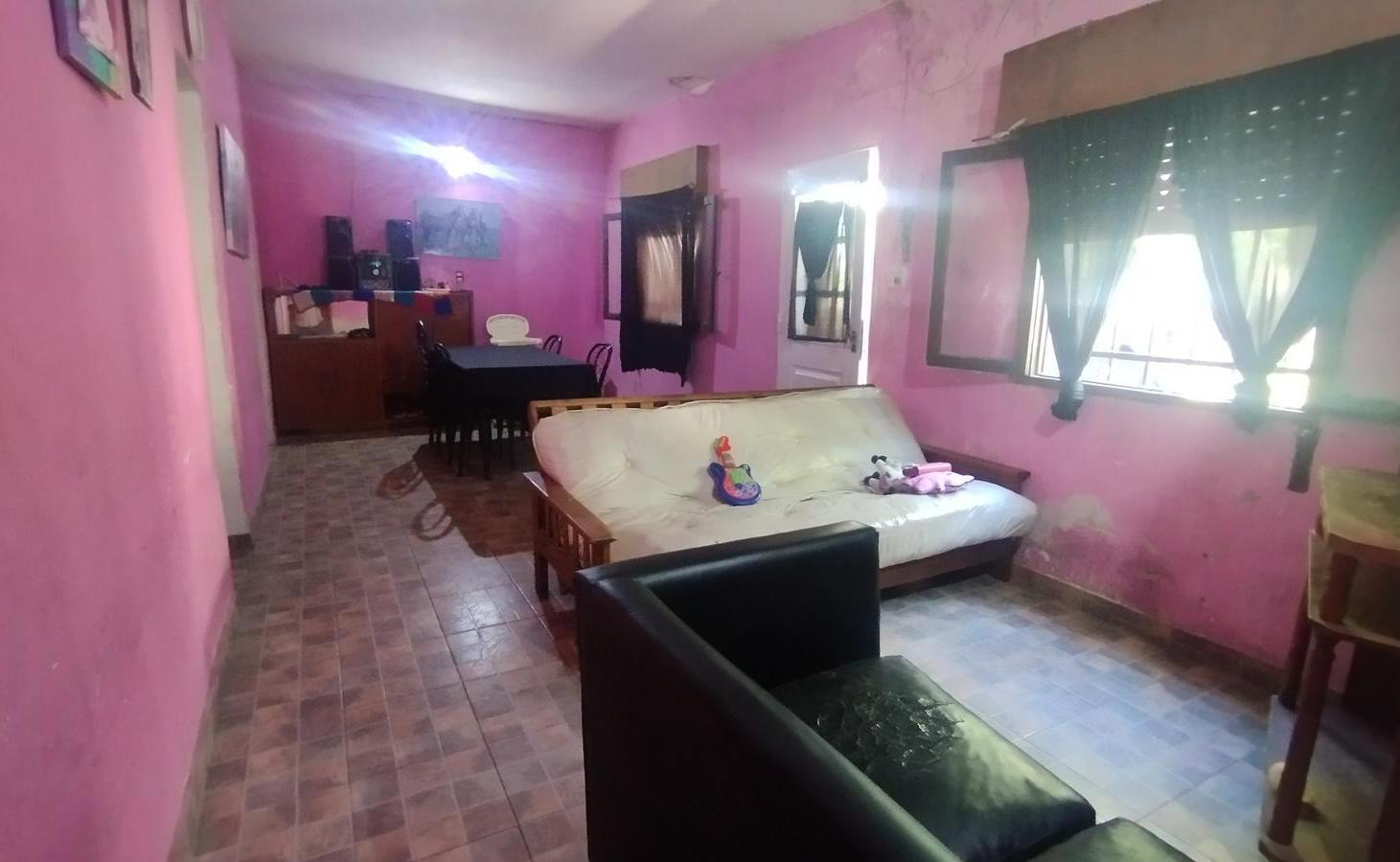 Foto de VENTA - CASA DOS DORMITORIOS Y GRAN LOTE A RECICLAR - VILLA CONSTITUCIÓN, imagen 3