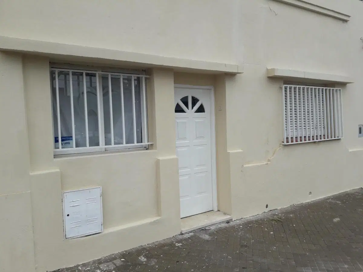 VENTA - CASA / LOCAL COMERCIAL 2 DORMITORIOS - LUDUEÑA / LAS MALVINAS 3