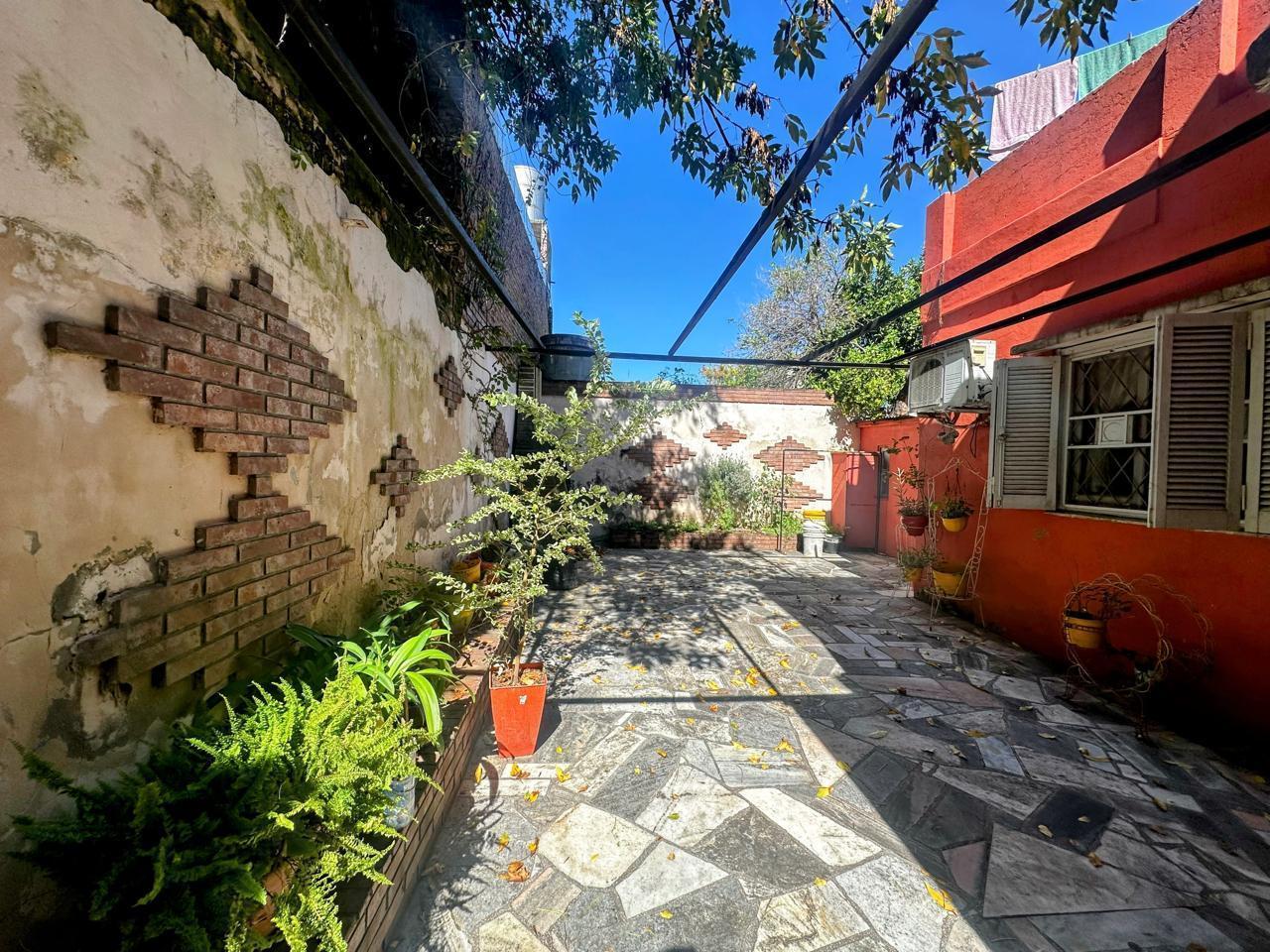 Foto de VENTA - CASA DE 3 DORMITORIOS - 2 LOCALES COMERCIALES/COCHERA, imagen 2