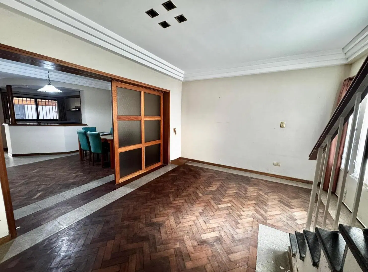 VENTA - CASA 3 DORMITORIOS CON PATIO Y COCHERA - BARRIO PARQUE 1