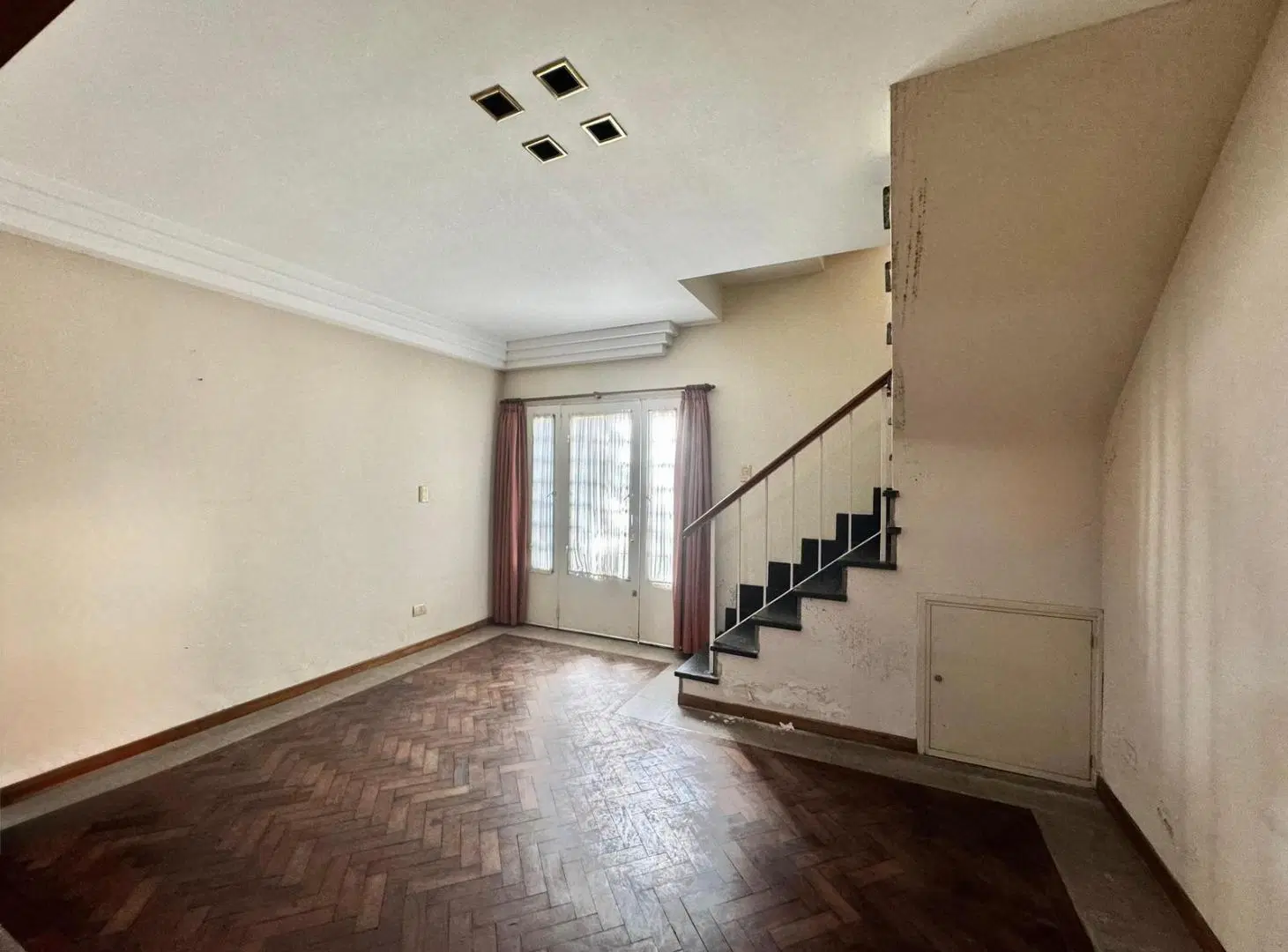 VENTA - CASA 3 DORMITORIOS CON PATIO Y COCHERA - BARRIO PARQUE 2