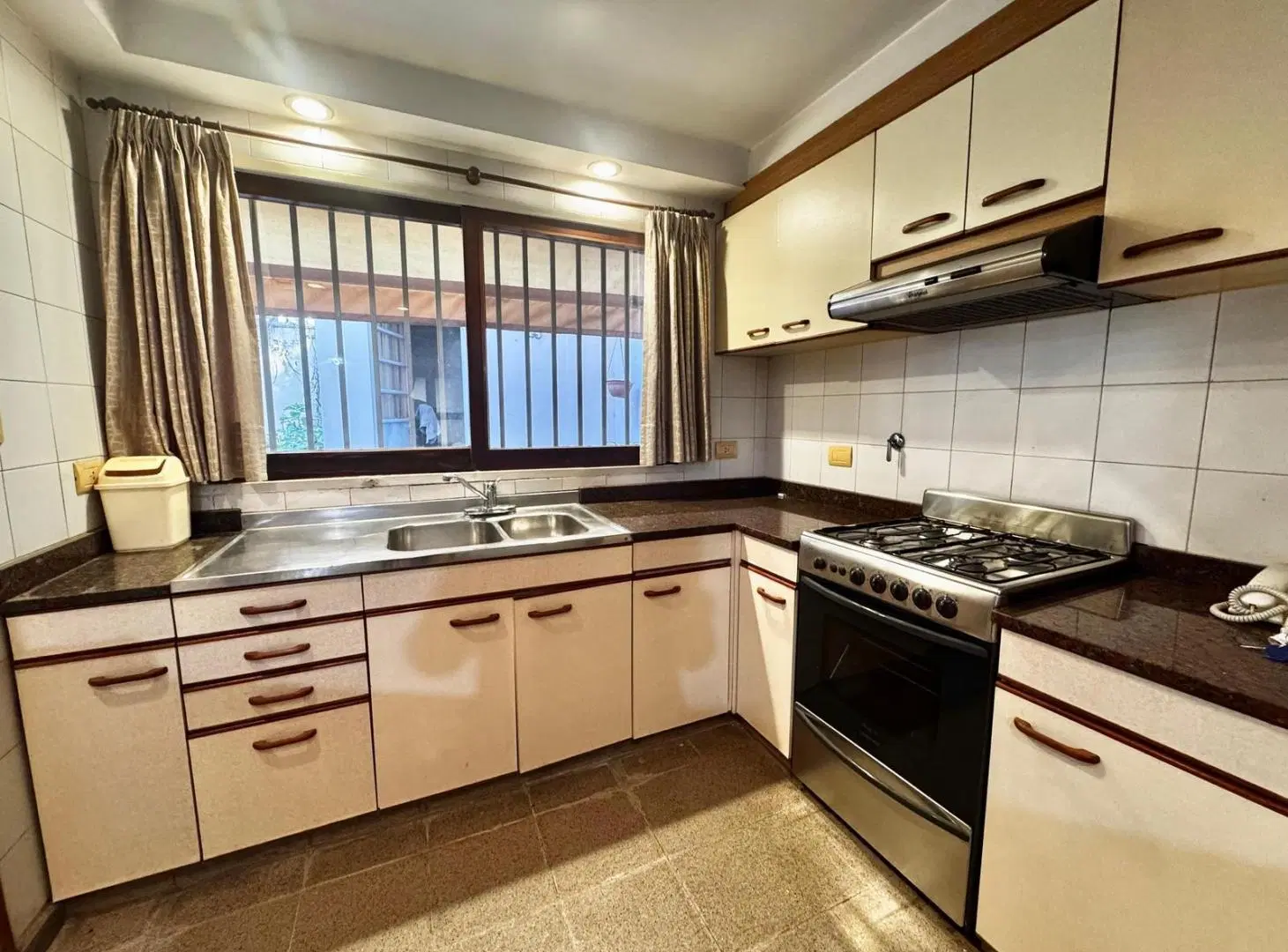 VENTA - CASA 3 DORMITORIOS CON PATIO Y COCHERA - BARRIO PARQUE 4