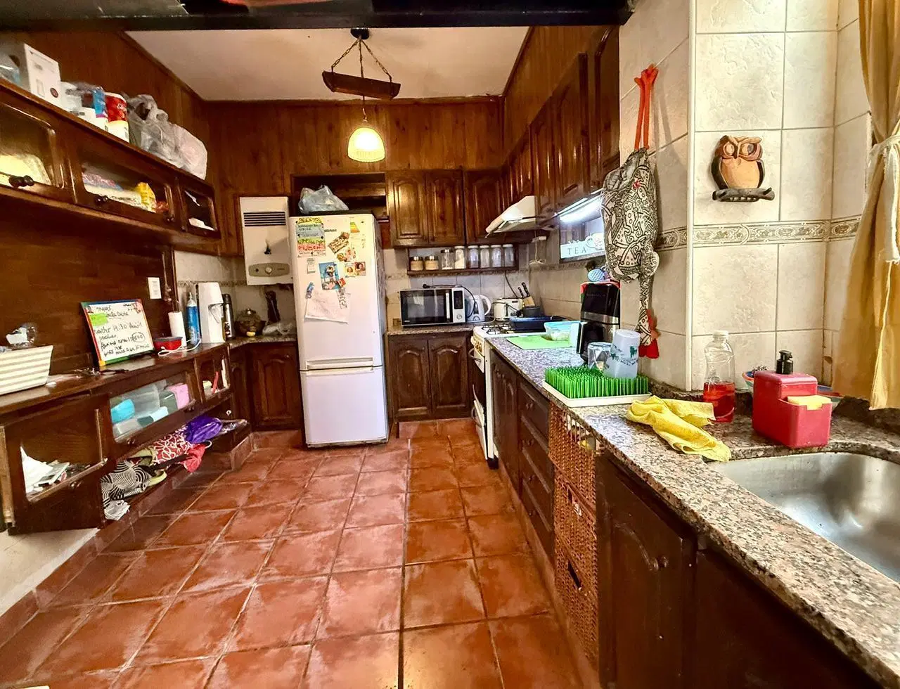 VENTA - CASA PASILLO DE 2 DORMITORIOS CON QUINCHO CERRADO Y TERRAZA - CENTRO 2