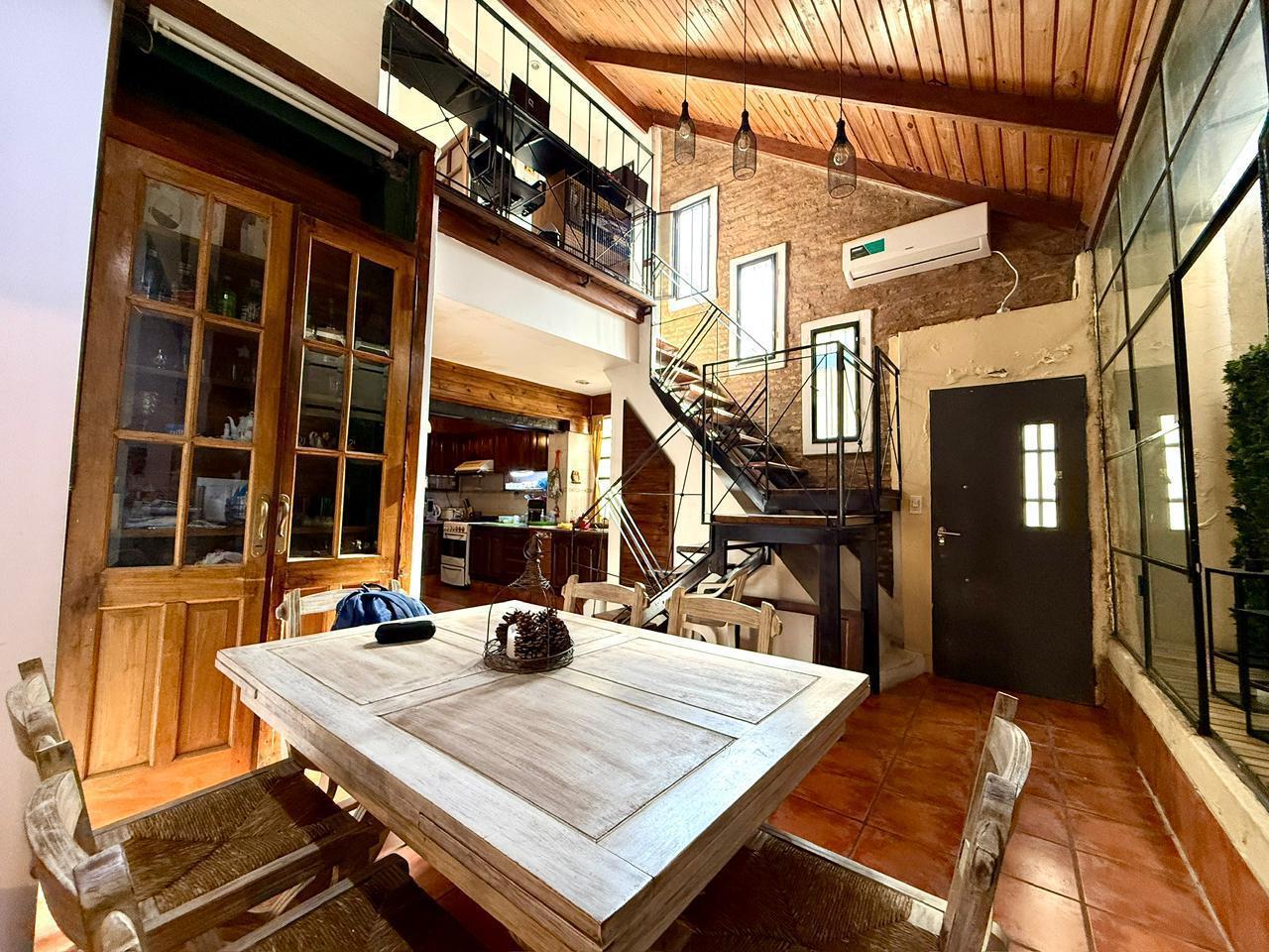 VENTA - CASA PASILLO DE 2 DORMITORIOS CON QUINCHO CERRADO Y TERRAZA - CENTRO