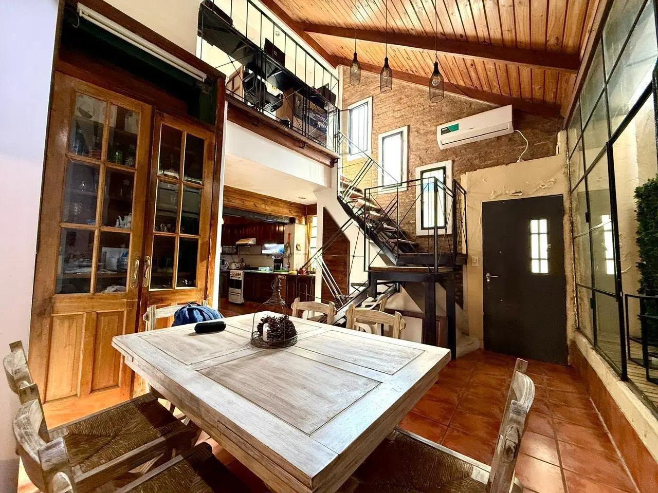VENTA - CASA PASILLO DE 2 DORMITORIOS CON QUINCHO CERRADO Y TERRAZA - CENTRO 1