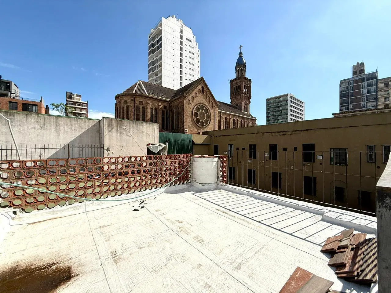 VENTA - CASA PASILLO DE 2 DORMITORIOS CON QUINCHO CERRADO Y TERRAZA - CENTRO 8