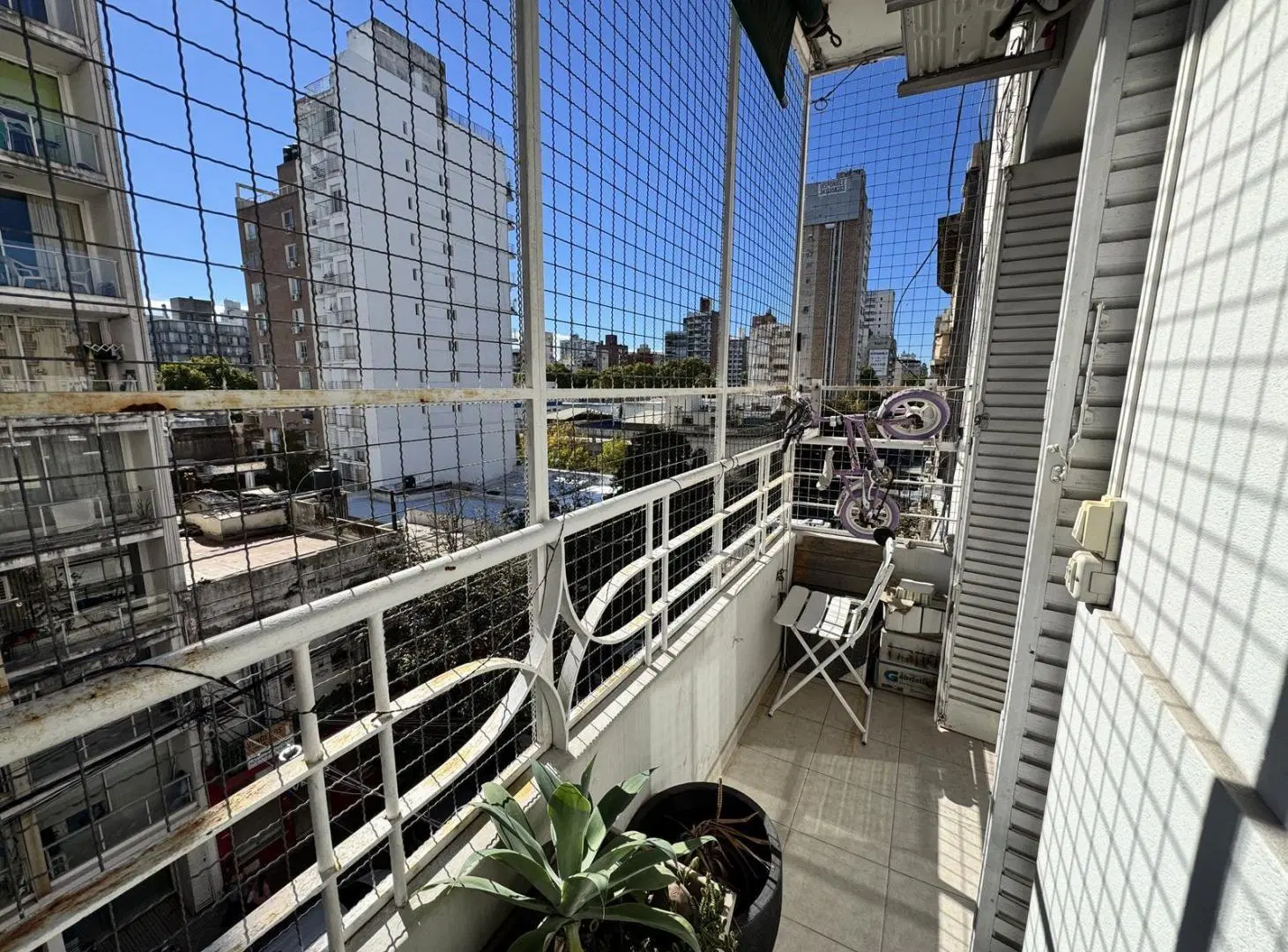 VENTA - SEMI PISO 2 DORMITORIOS COMODIN Y COCHERA - BARRIO LOURDES 2