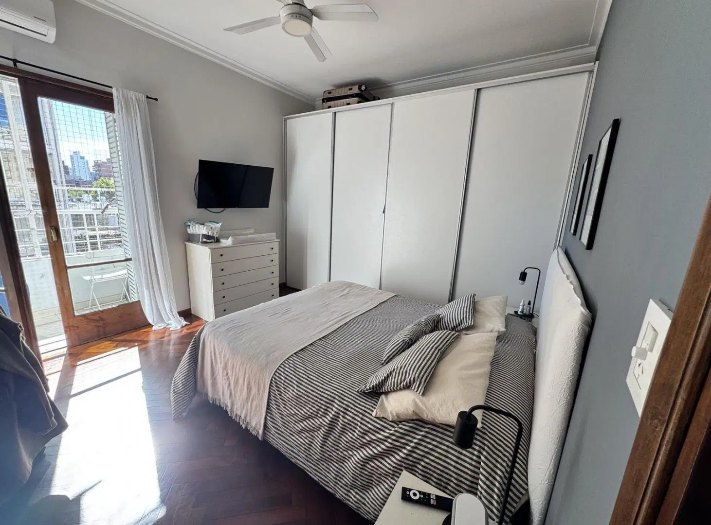 VENTA - SEMI PISO 2 DORMITORIOS COMODIN Y COCHERA - BARRIO LOURDES 3