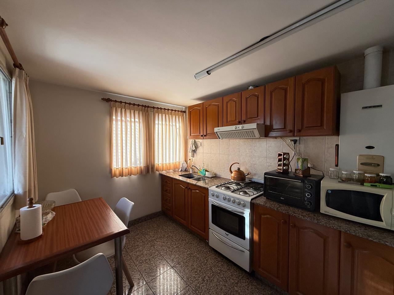 Foto de VENTA - DEPARTAMENTO 3 DORMITORIOS CON COCHERA - ABASTO, imagen 2
