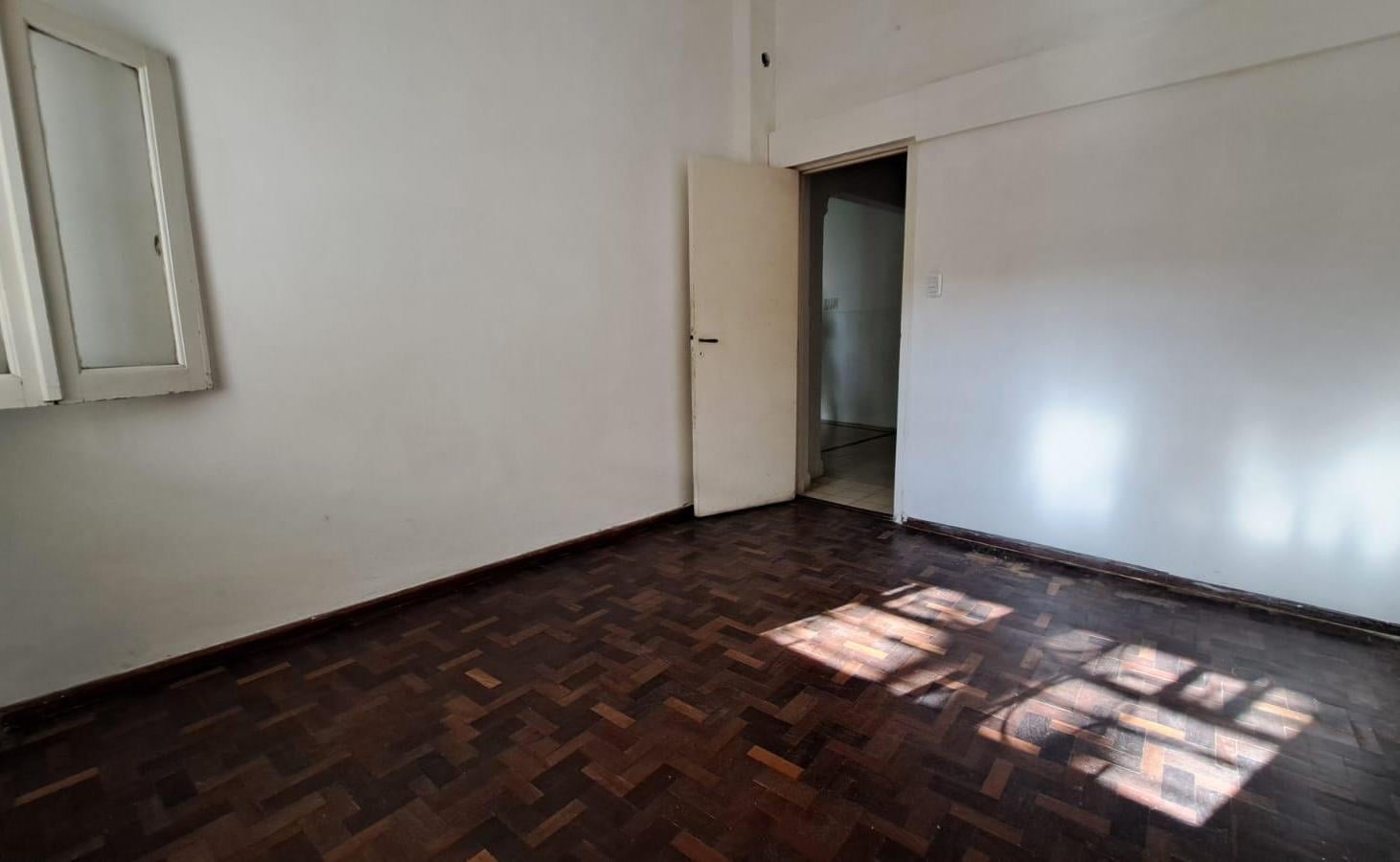 Foto de VENTA/PERMUTA - DOS CASAS DE 2 DORMITORIOS, JARDIN Y COCHERA - ALBERDI, imagen 1