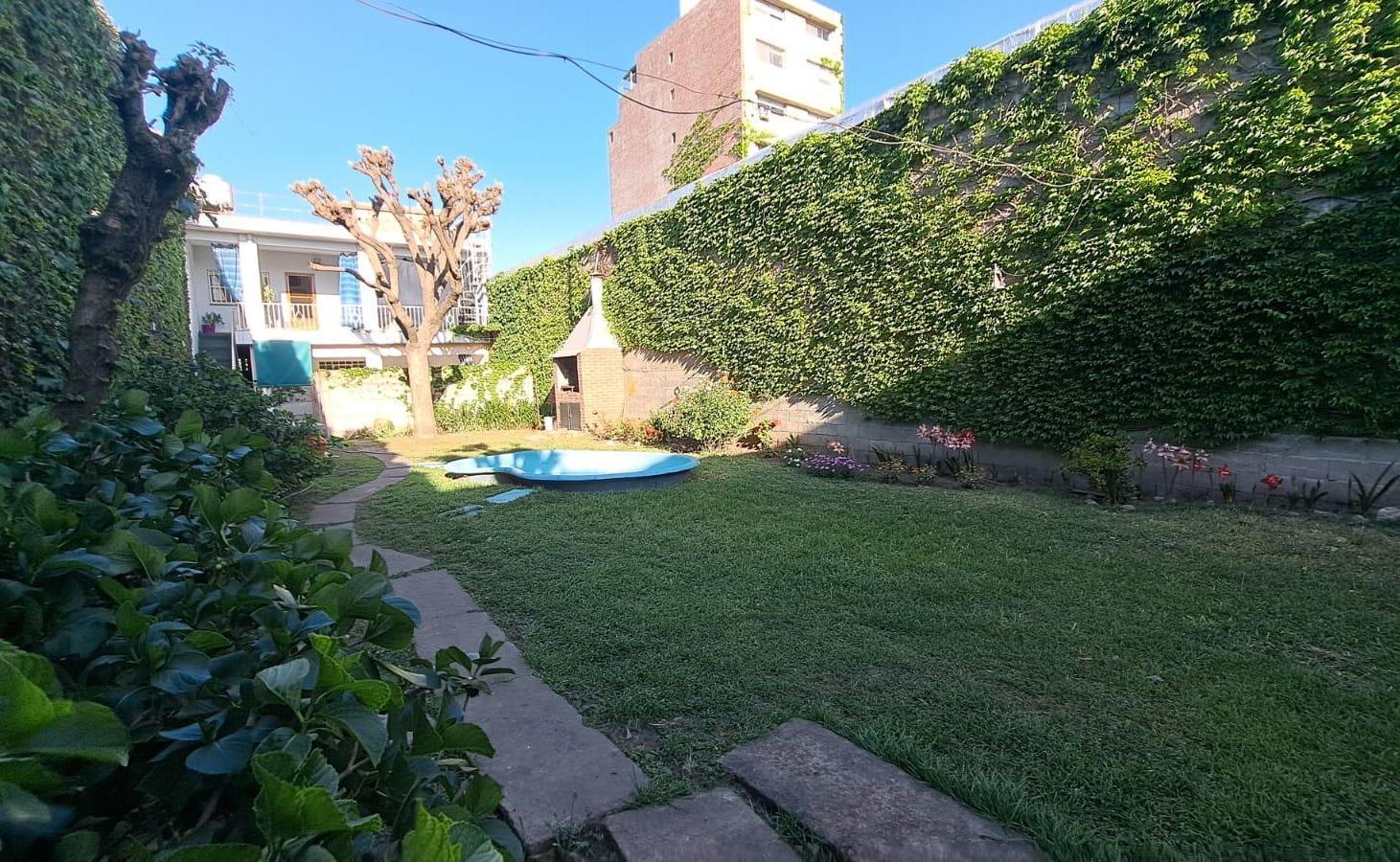 Foto de VENTA/PERMUTA - DOS CASAS DE 2 DORMITORIOS, JARDIN Y COCHERA - ALBERDI, imagen 2