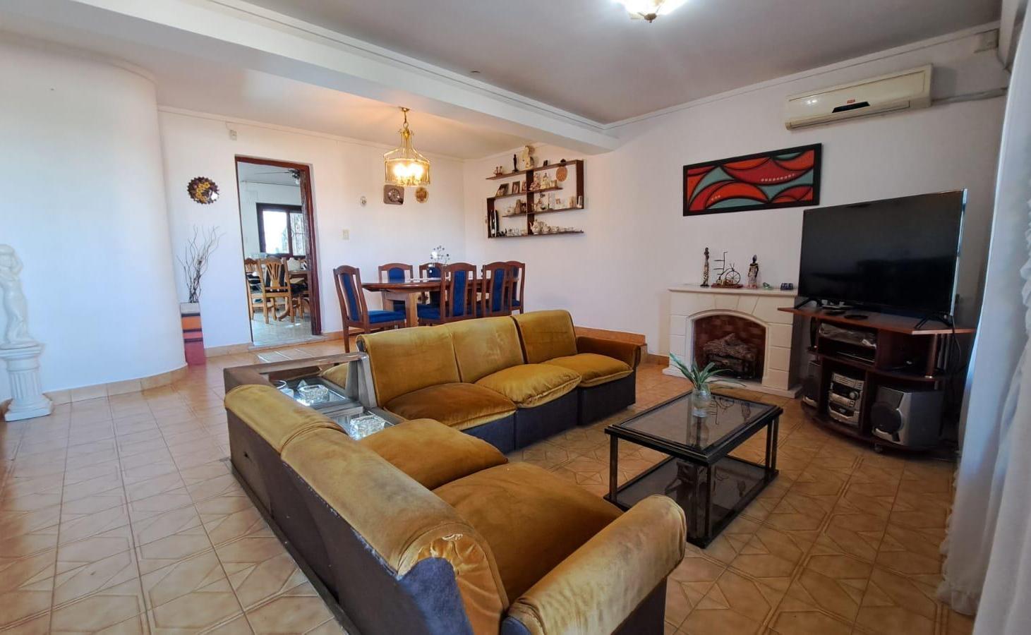 Foto de VENTA/PERMUTA - DOS CASAS DE 2 DORMITORIOS, JARDIN Y COCHERA - ALBERDI, imagen 3