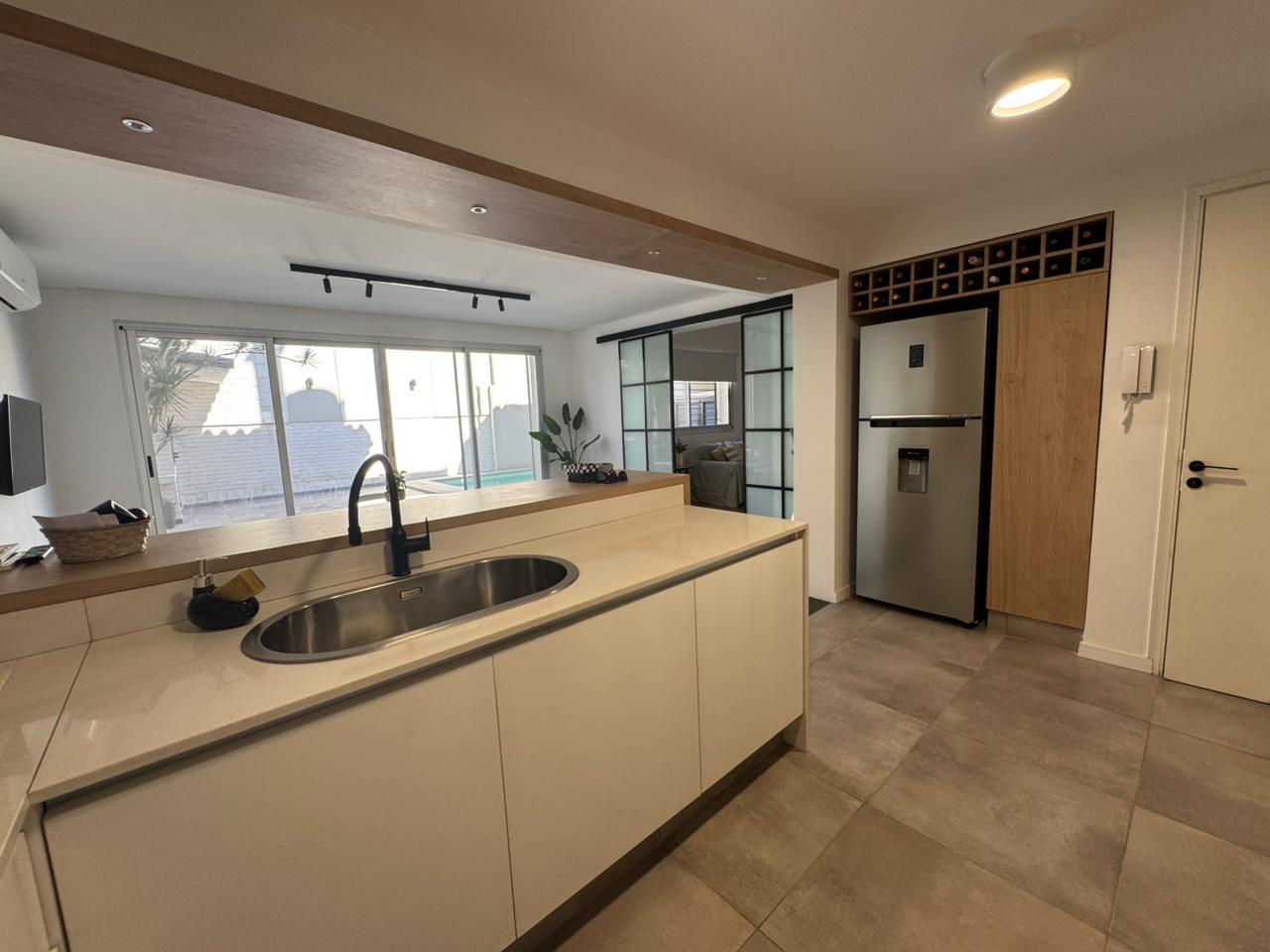 Foto de VENTA - CASA 3 DORMITORIOS CON PILETA Y COCHERA - JORGE CURA, imagen 4