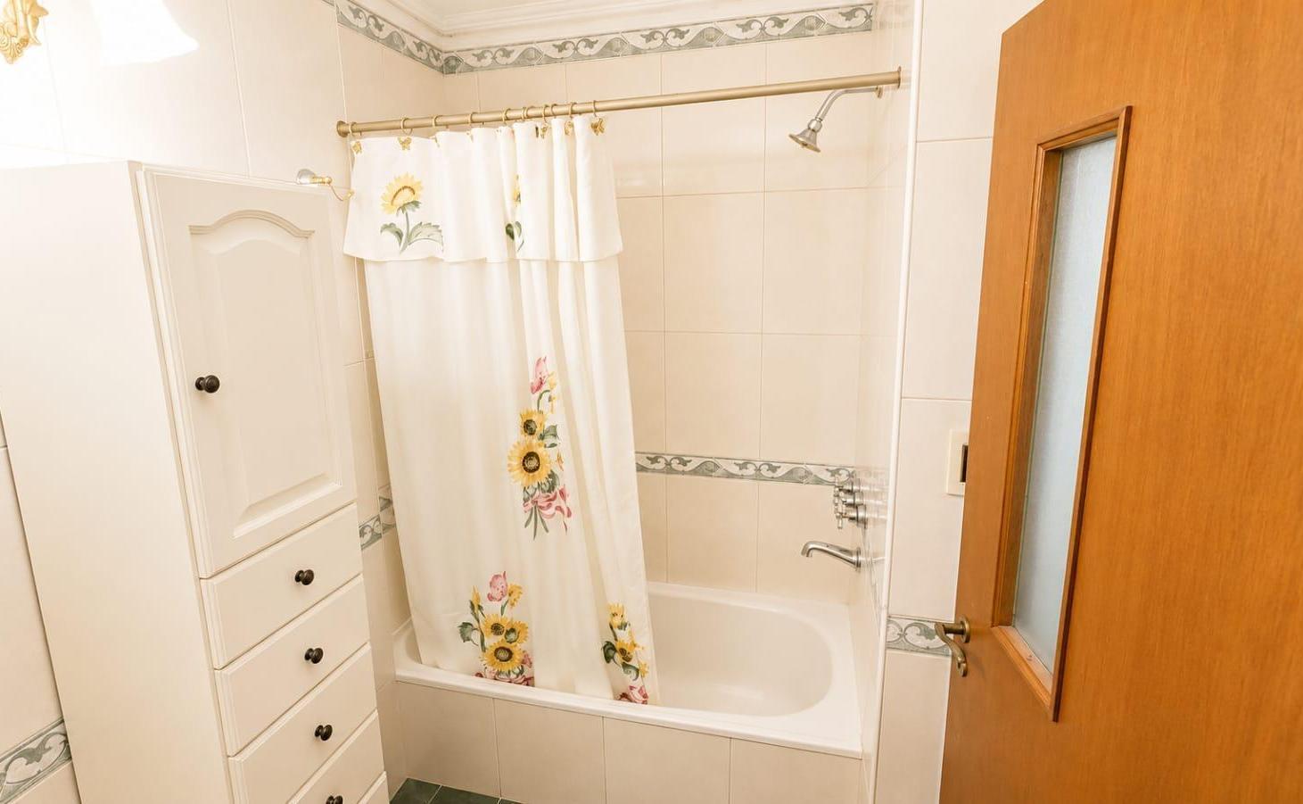 Foto de VENTA – CASA DE 2 DORMITORIOS CON COCHERA Y PATIO – BARRIO ECHESORTU, imagen 4
