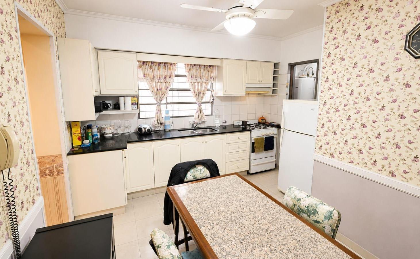 Foto de VENTA – CASA DE 2 DORMITORIOS CON COCHERA Y PATIO – BARRIO ECHESORTU, imagen 2