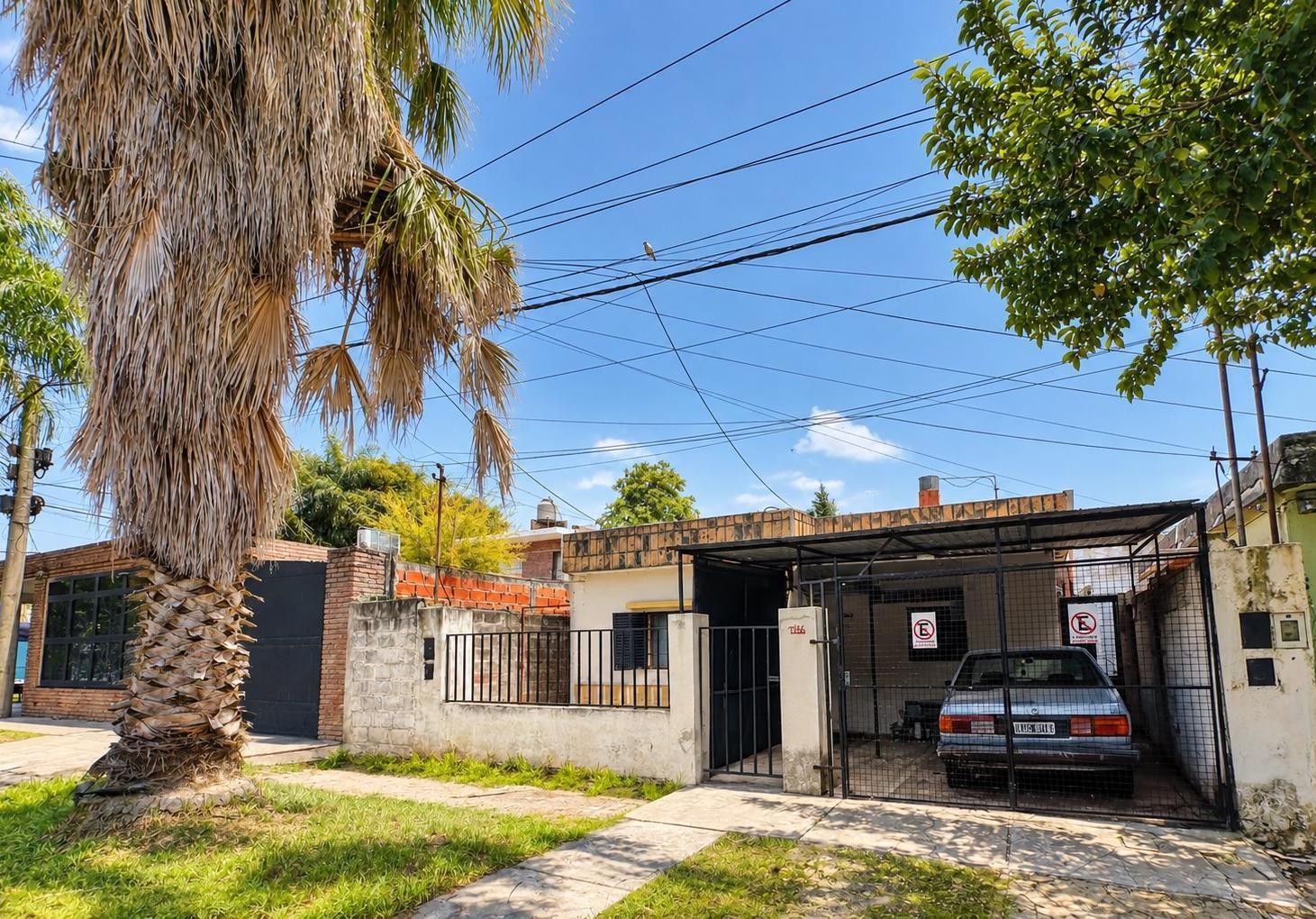 Foto de VENTA - CASA A RECICLAR DE 2 DORMITORIOS CON COCHERA Y JARDIN - BARRIO, imagen 2