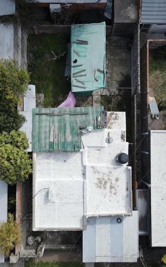 Foto de VENTA - CASA A RECICLAR DE 2 DORMITORIOS CON COCHERA Y JARDIN - BARRIO, imagen 4