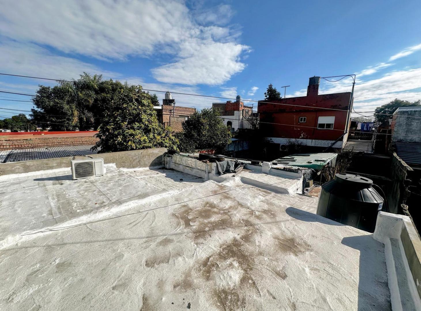 Foto de VENTA - CASA A RECICLAR DE 2 DORMITORIOS CON COCHERA Y JARDIN - BARRIO, imagen 3