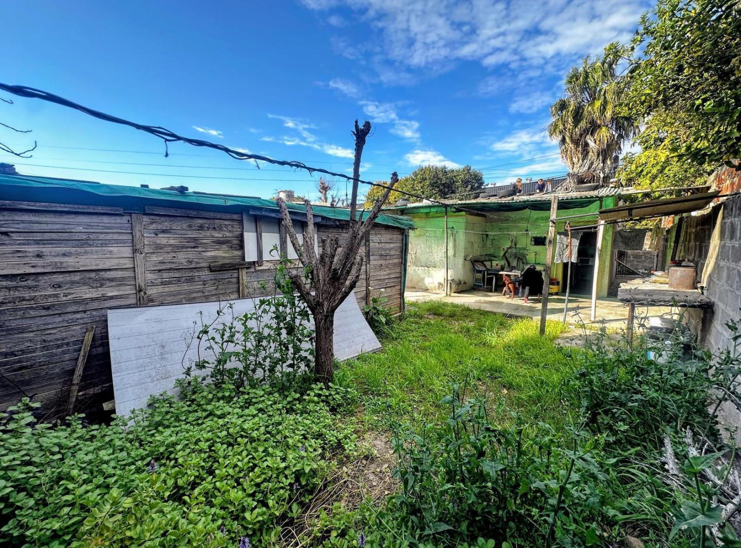Foto de VENTA - CASA A RECICLAR DE 2 DORMITORIOS CON COCHERA Y JARDIN - BARRIO, imagen 5