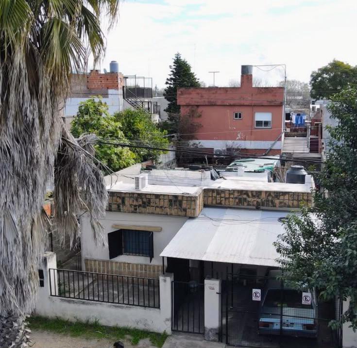 Foto de VENTA - CASA A RECICLAR DE 2 DORMITORIOS CON COCHERA Y JARDIN - BARRIO, imagen 1