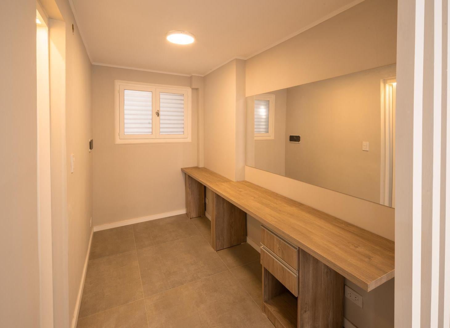 Foto de VENTA - CASA AL FRENTE 2 DORMITORIOS CON COCHERA - PICHINCHA, imagen 5