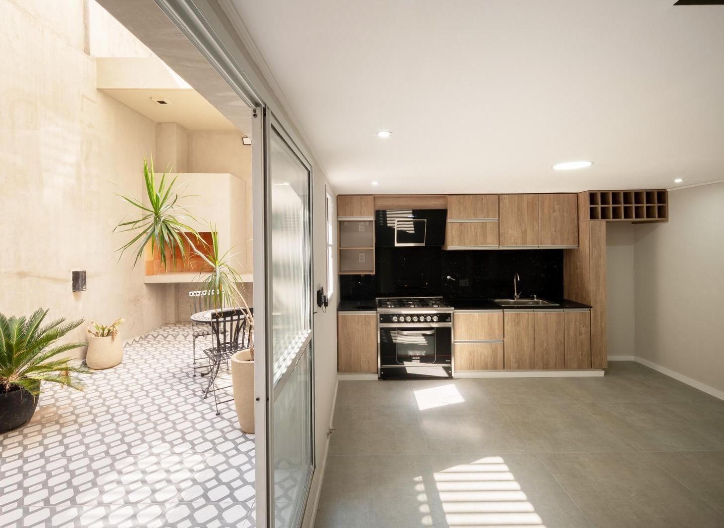 Foto de VENTA - CASA AL FRENTE 2 DORMITORIOS CON COCHERA - PICHINCHA, imagen 2