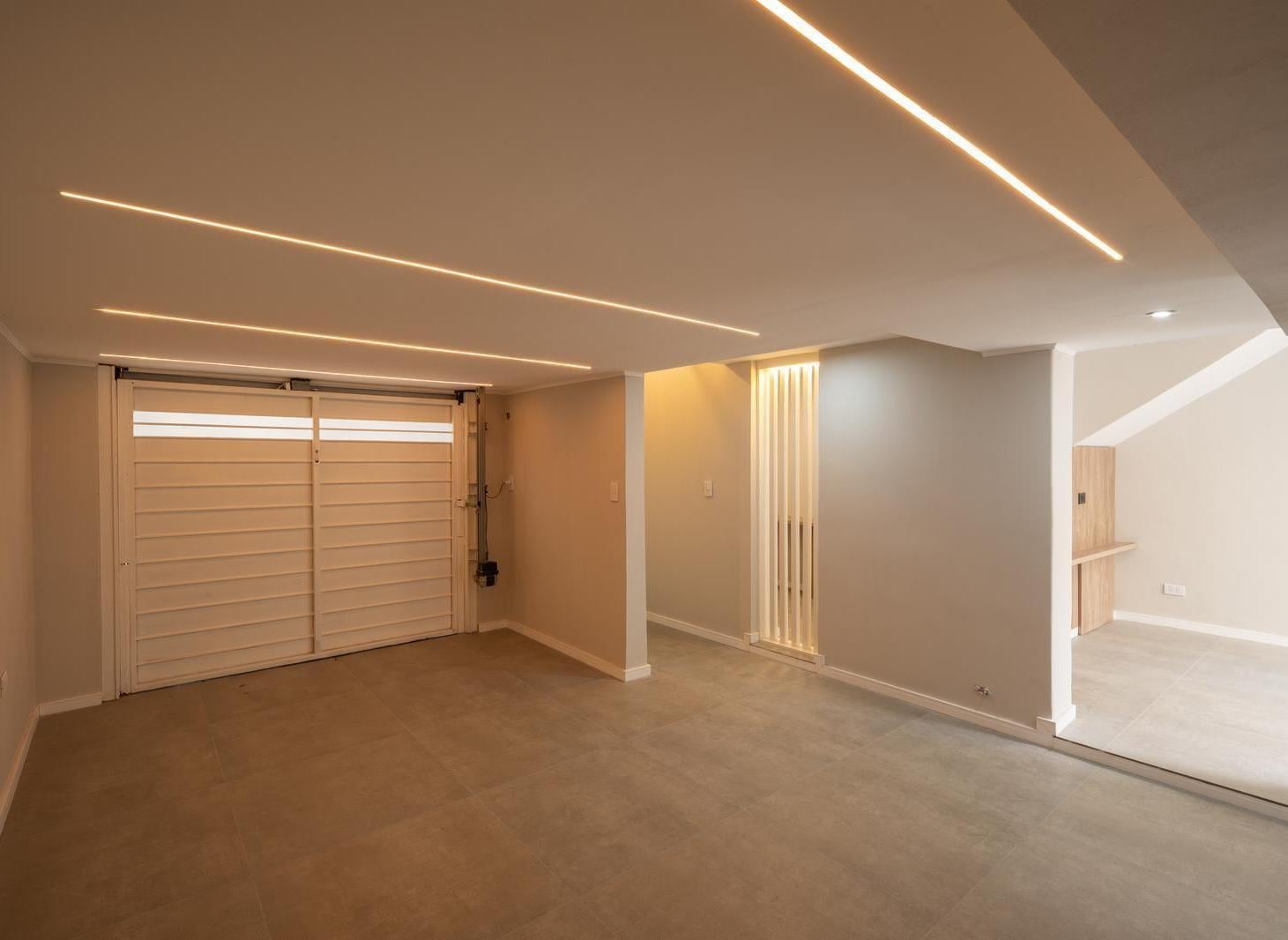 Foto de VENTA - CASA AL FRENTE 2 DORMITORIOS CON COCHERA - PICHINCHA, imagen 3