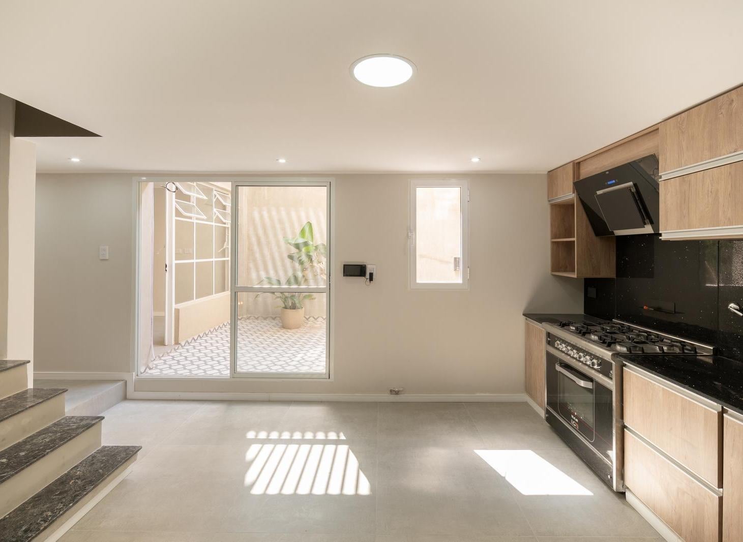 Foto de VENTA - CASA AL FRENTE 2 DORMITORIOS CON COCHERA - PICHINCHA, imagen 1