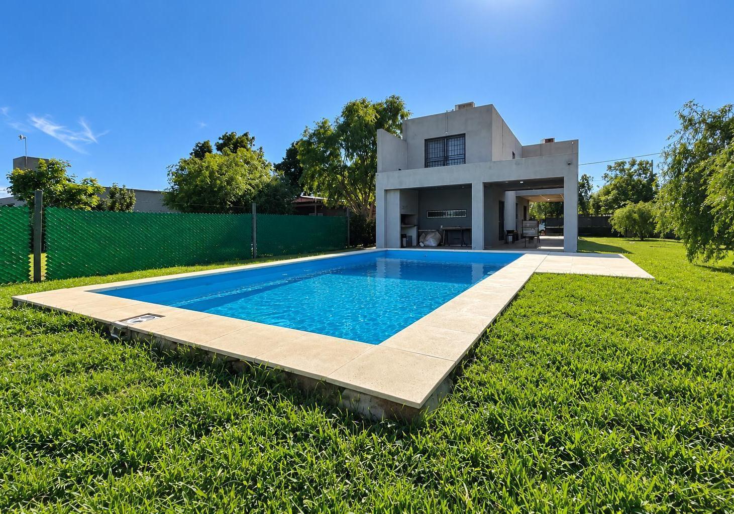 Foto de VENTA | PERMUTA - CASA 3 DORMITORIOS CON PARRILLERO Y PILETA - BARRIO, imagen 1