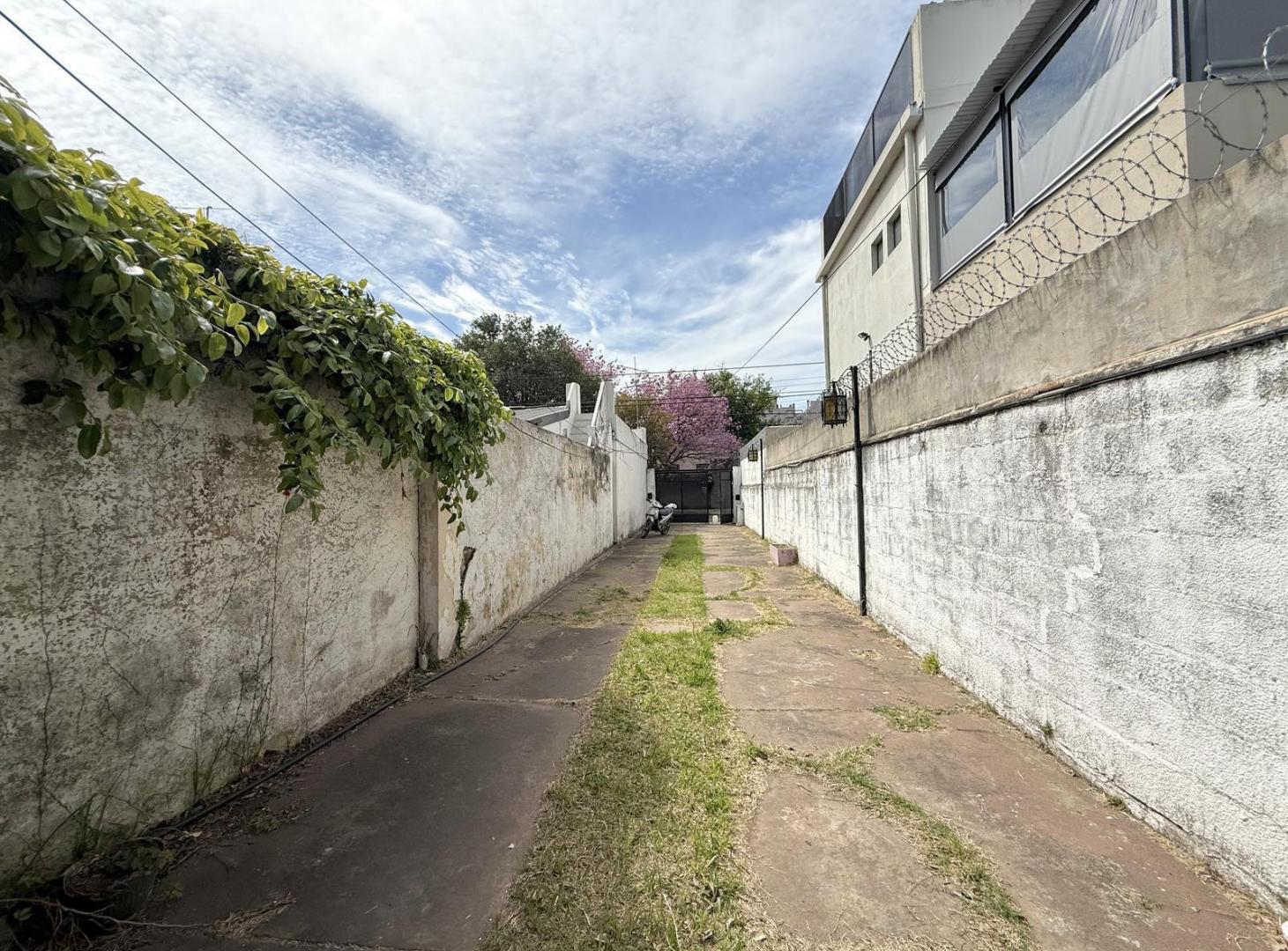 Foto de VENTA - CASA A REFACCIONAR - ALBERDI, imagen 1