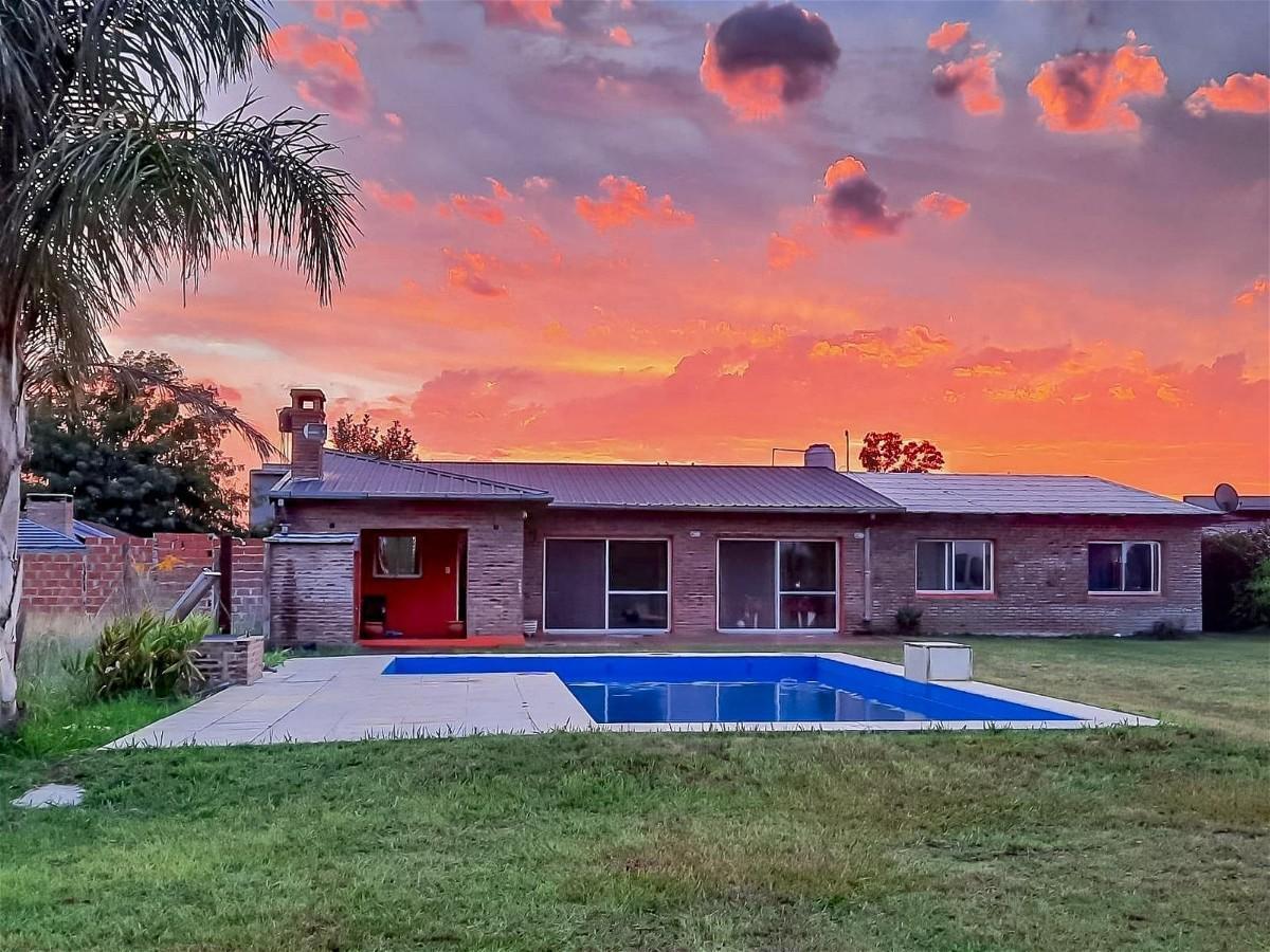 Foto de VENTA | PERMUTA - CASA 2 DORMITORIOS CON PILETA Y PARRILLERO - LUIS, imagen 1
