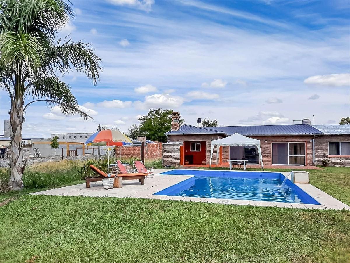 Foto de VENTA | PERMUTA - CASA 2 DORMITORIOS CON PILETA Y PARRILLERO - LUIS, imagen 3