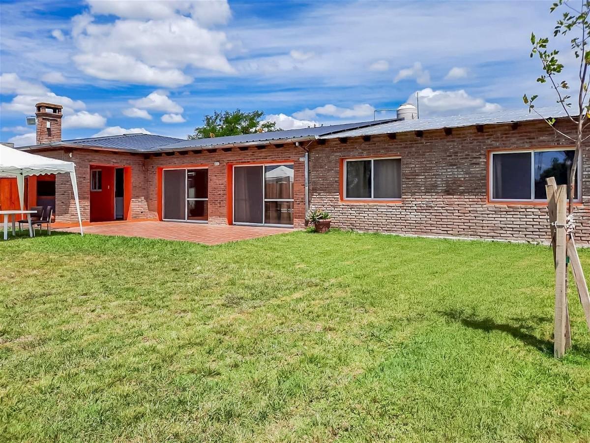 Foto de VENTA | PERMUTA - CASA 2 DORMITORIOS CON PILETA Y PARRILLERO - LUIS, imagen 2