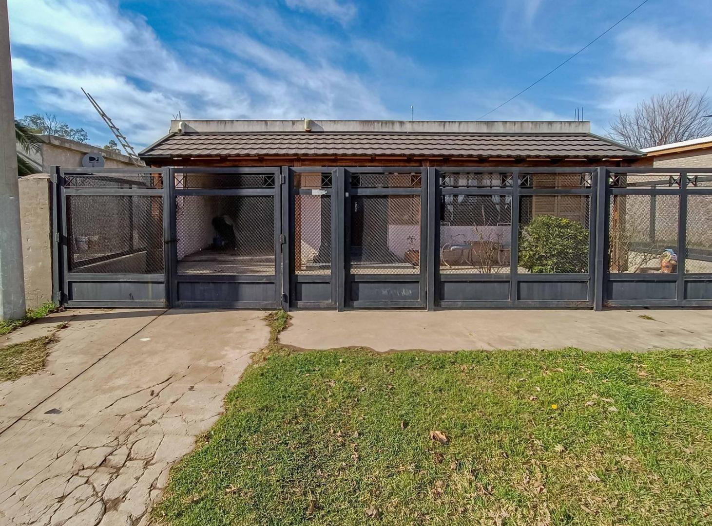 Foto de VENTA/PERMUTA - CASA 3 DORMITORIOS CON PILETA Y COCHERA - Luis, imagen 4