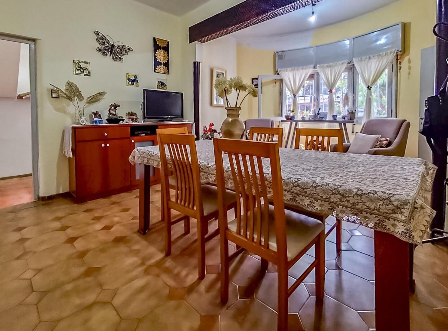 Foto de VENTA | PERMUTA - CASA 2 DORMITORIOS CON COCHERA - BARRIO BELGRANO, imagen 1