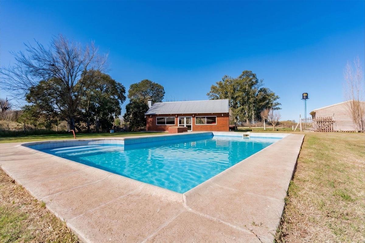 Foto de VENTA | PERMUTA - CASA DE 2 DORMITORIOS CON GALERIA, JARDIN Y PILETA, imagen 1