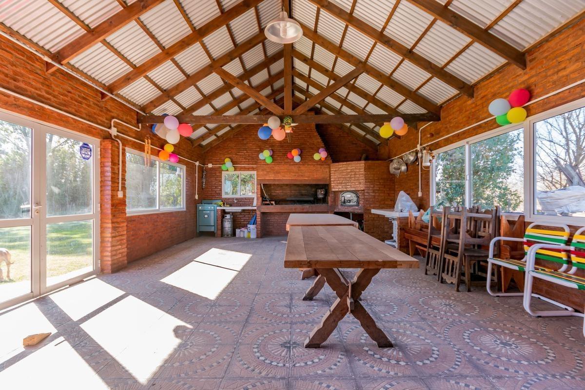 Foto de VENTA | PERMUTA - CASA DE 2 DORMITORIOS CON GALERIA, JARDIN Y PILETA, imagen 4