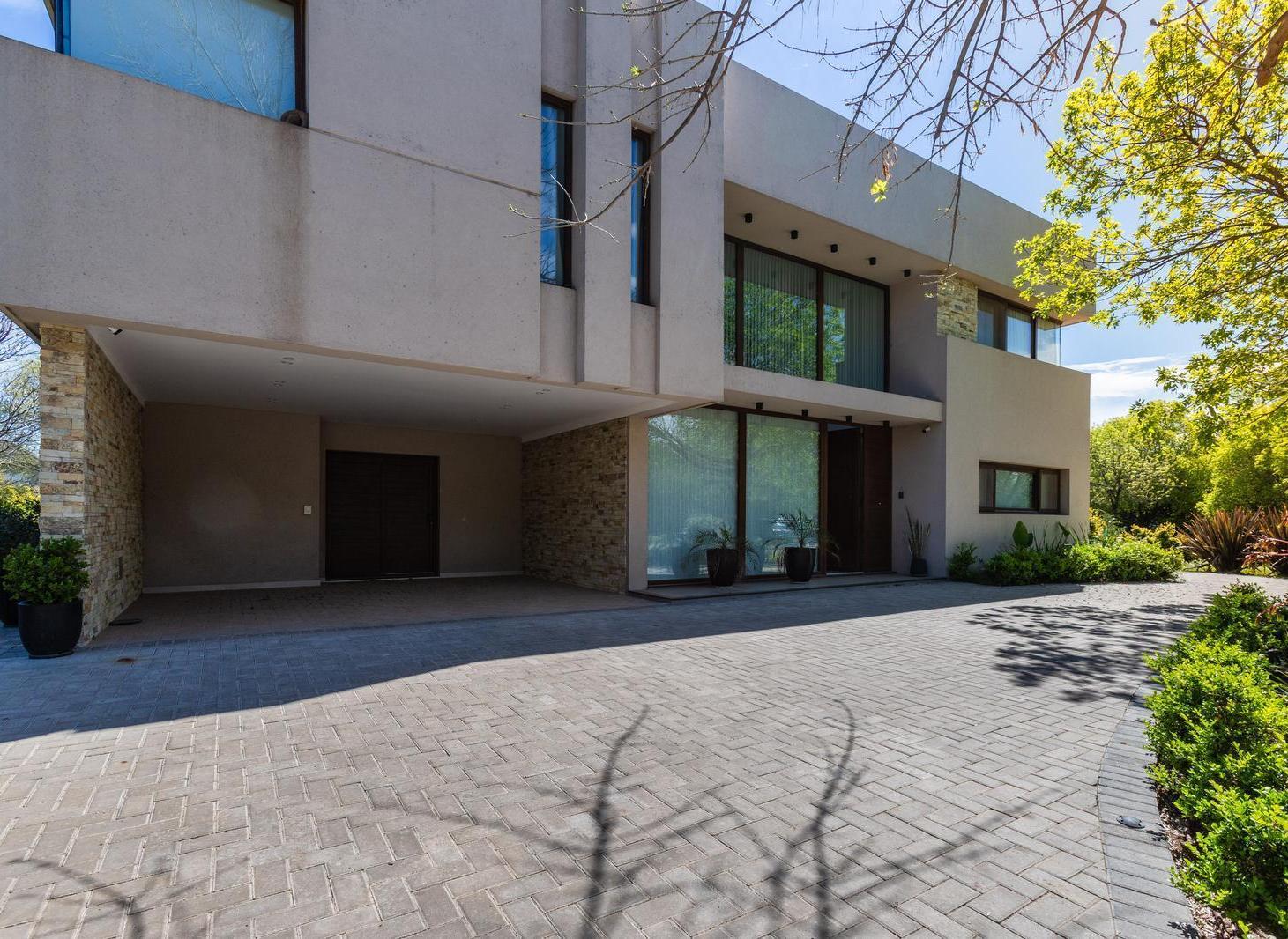 Foto de VENTA/PERMUTA - CASA DE 4 DORMITORIOS CON PILETA, QUINCHO Y COCHERA, imagen 4