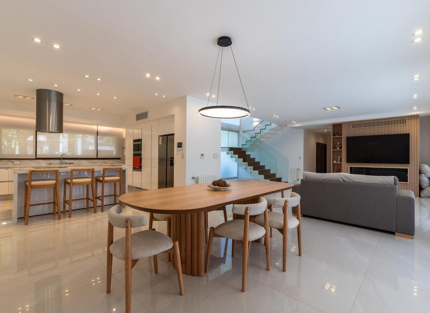 Foto de VENTA/PERMUTA - CASA DE 4 DORMITORIOS CON PILETA, QUINCHO Y COCHERA, imagen 2