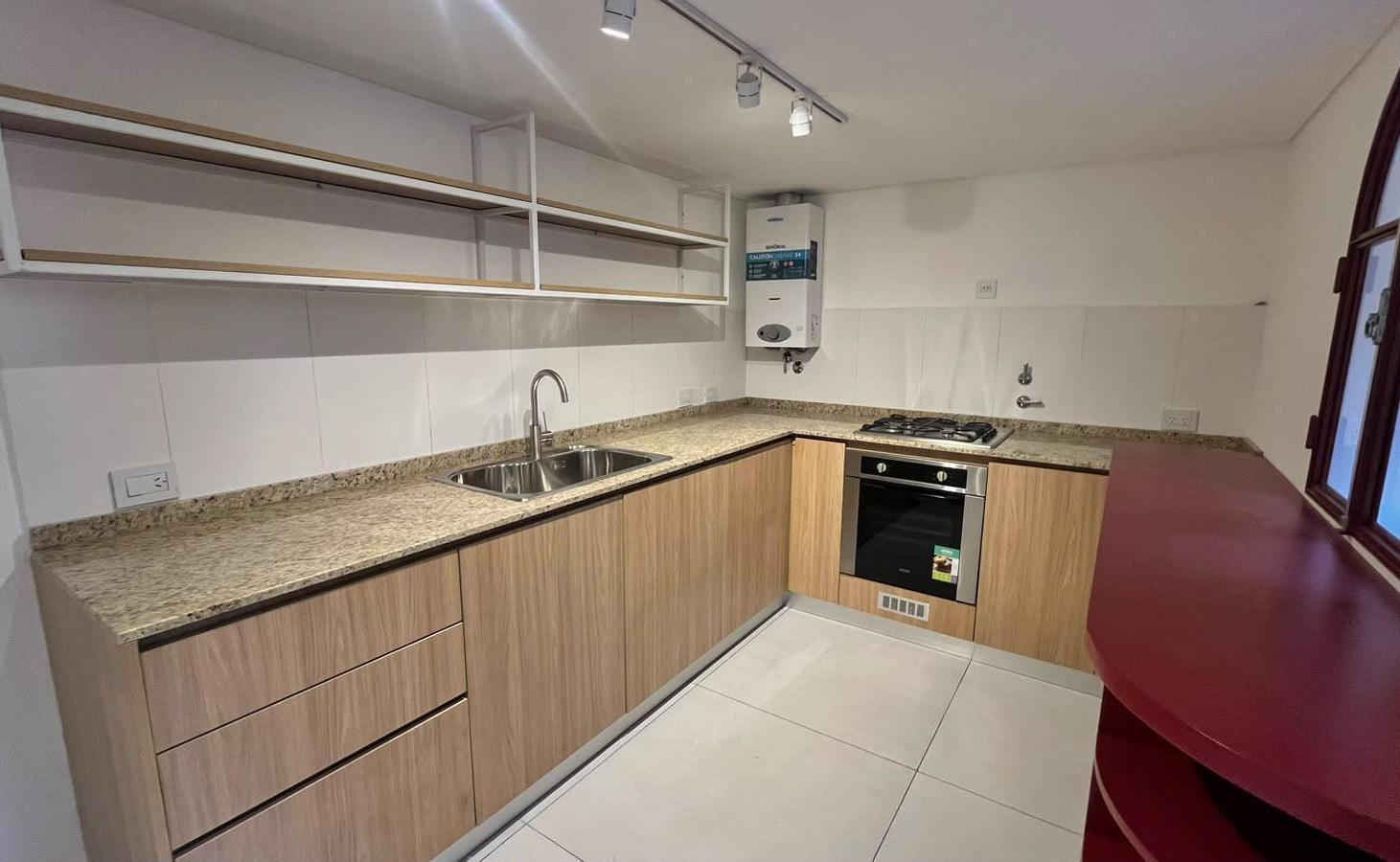 Foto de EN VENTA - CASA DE PASILLO DE DOS DORMITORIOS CON AMENITIES- ABASTO, imagen 4