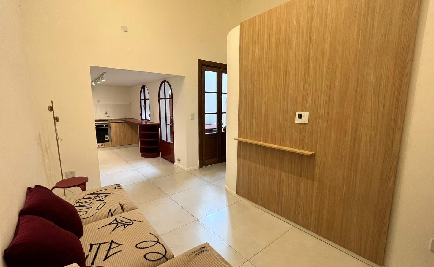 Foto de EN VENTA - CASA DE PASILLO DE DOS DORMITORIOS CON AMENITIES- ABASTO, imagen 3