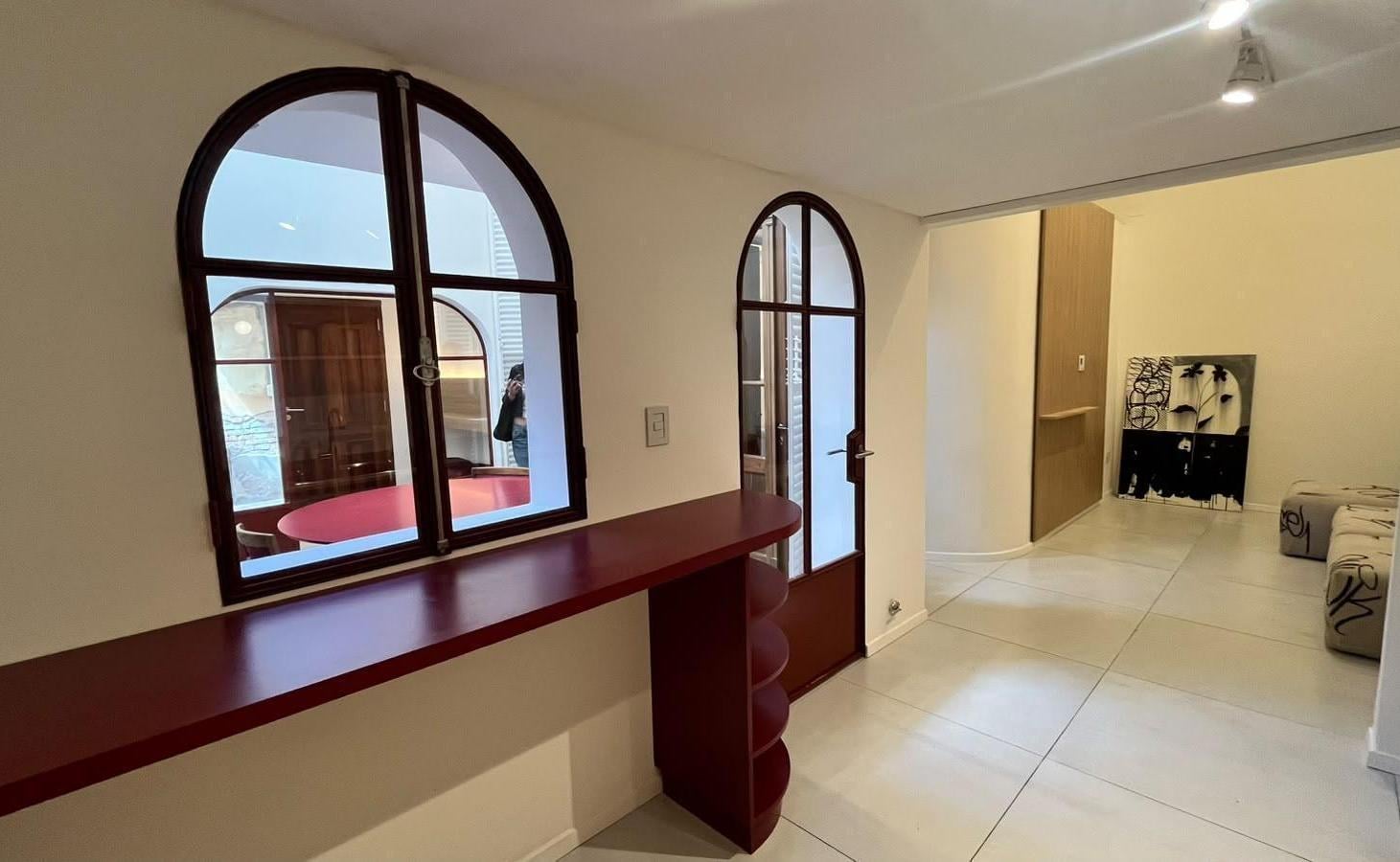 Foto de EN VENTA - CASA DE PASILLO DE DOS DORMITORIOS CON PILETA - ABASTO, imagen 2