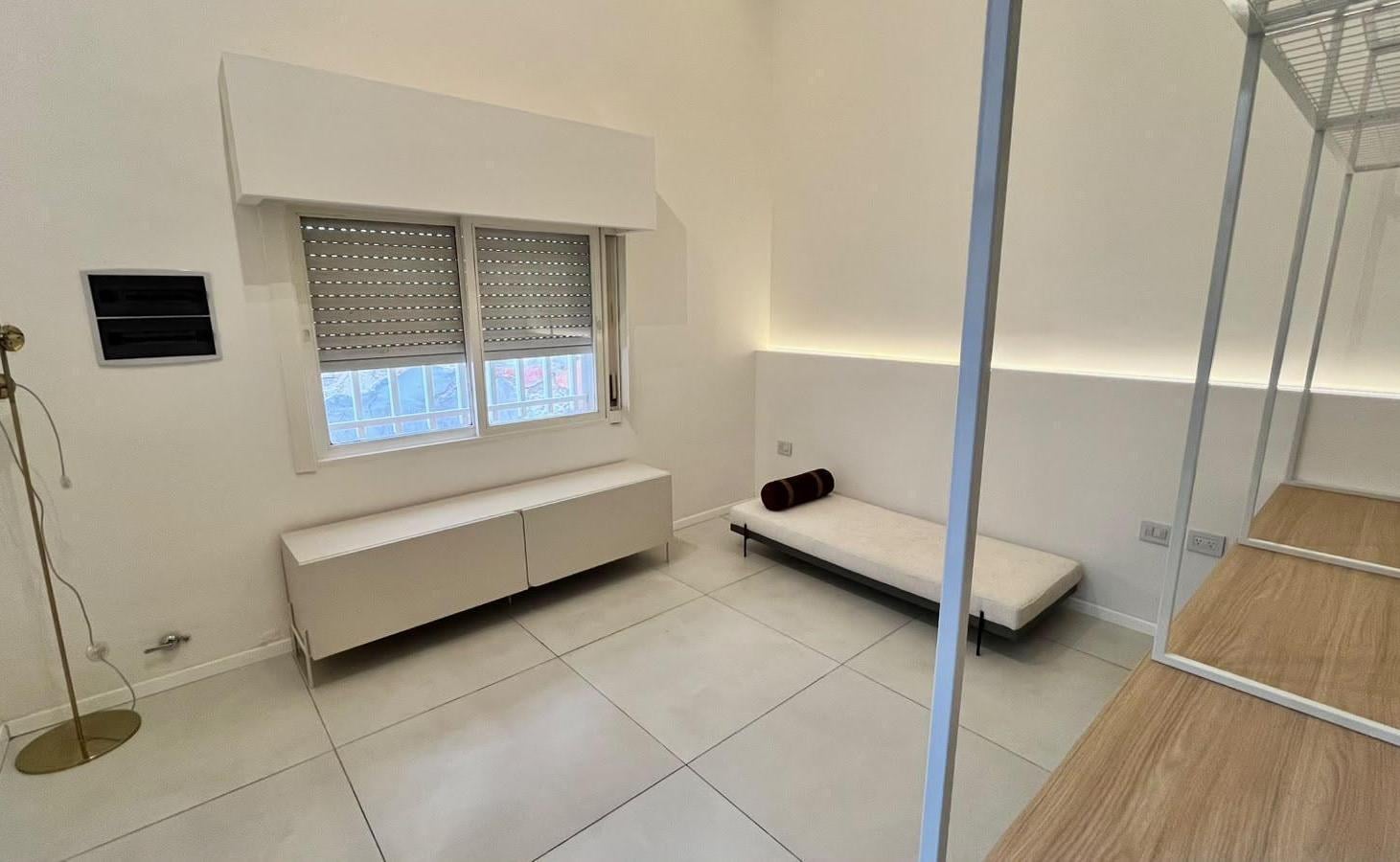 Foto de EN VENTA - CASA DE PASILLO DE DOS DORMITORIOS CON PILETA - ABASTO, imagen 3