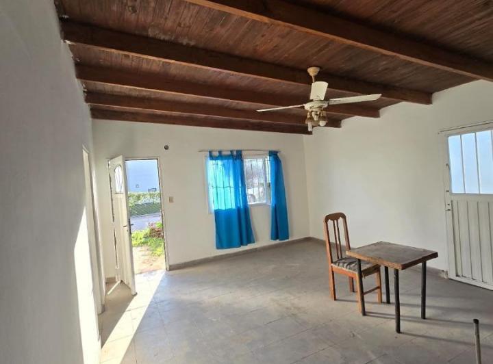 Casa grande con cochera y patio en Urquiza al Oeste 5