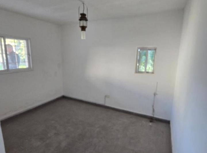 Casa grande con cochera y patio en Urquiza al Oeste 4