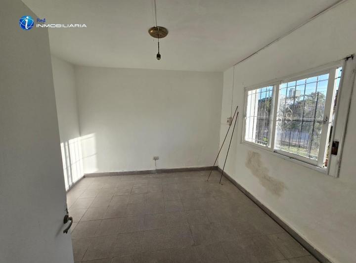 Casa grande con cochera y patio en Urquiza al Oeste 3