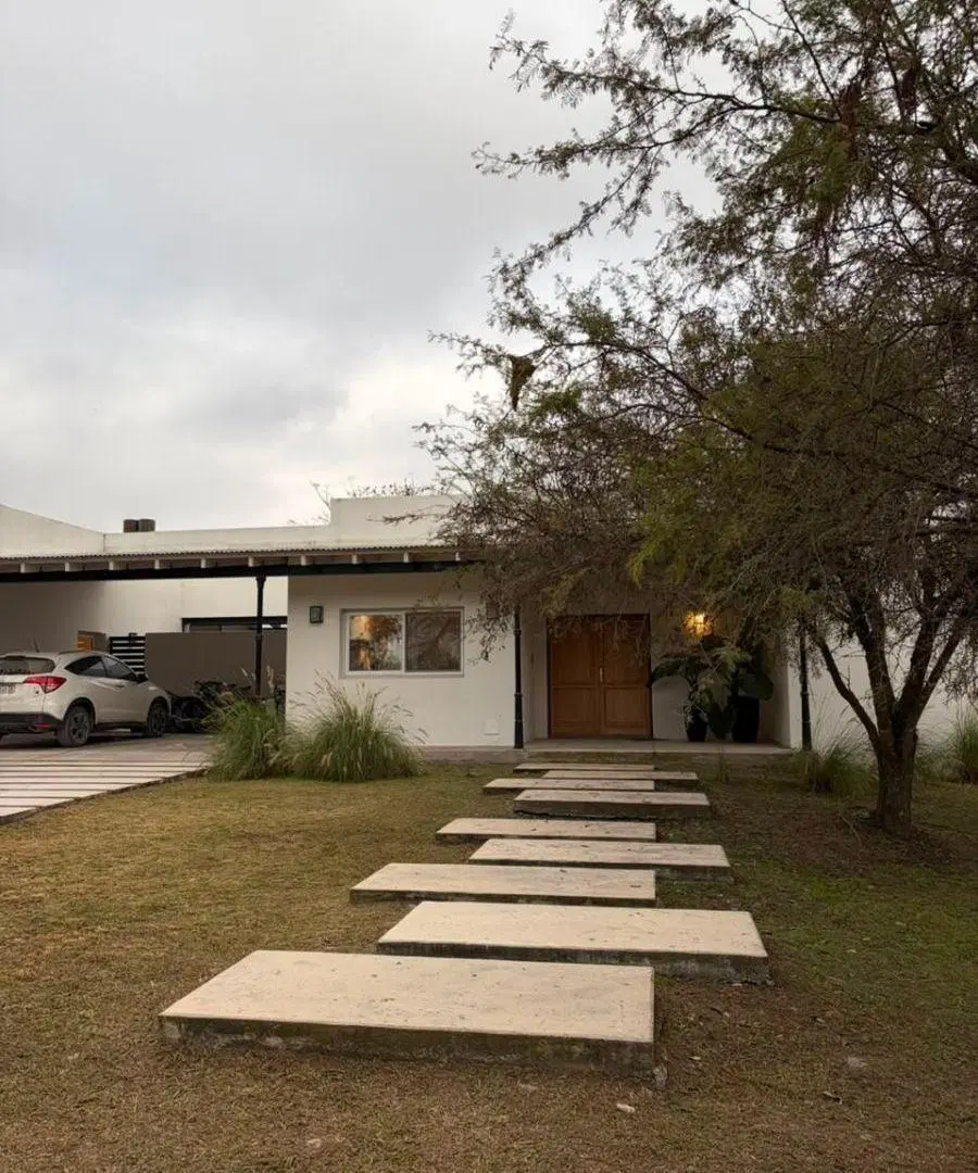 Casa de 3 dormitorios en alquiler en Chacras Santa María 1