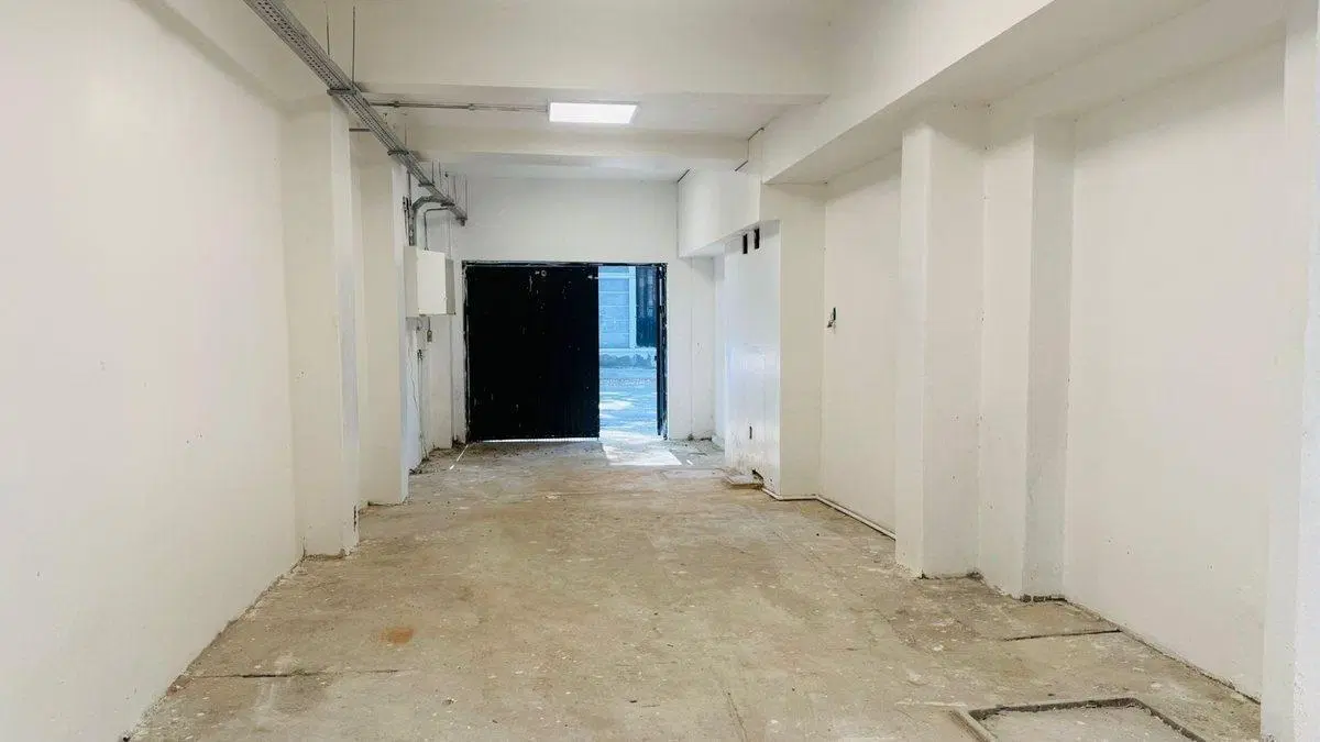 ALQUILER DEPOSITO CON OFICINAS EN TRES CRUCES 3