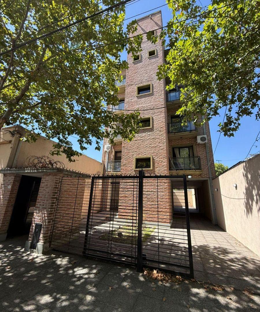 Departamento de 2 ambientes con cochera en Quilmes centro