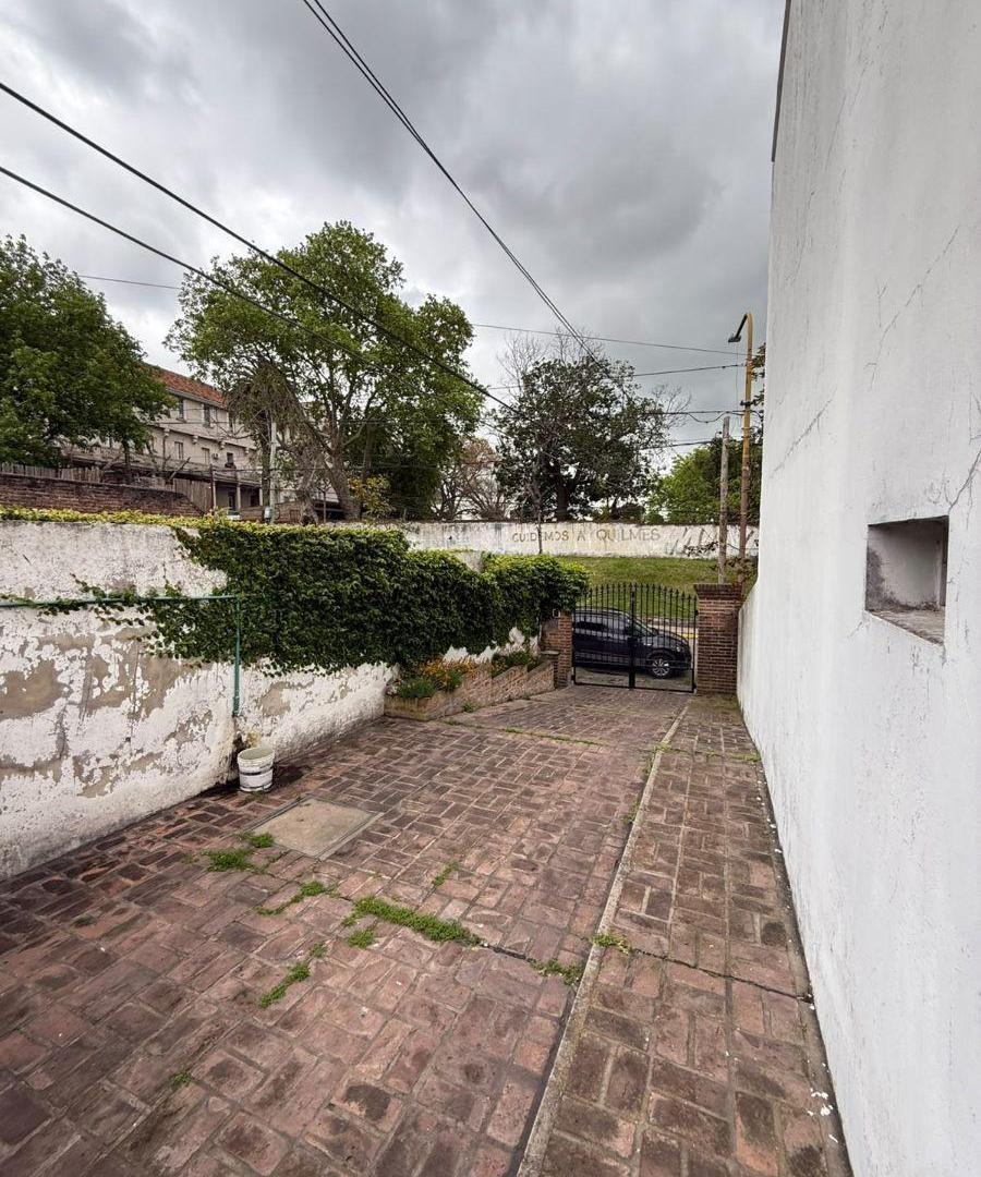 Foto de CASA EN ALQUILER EN QUILMES – AMPLIO TERRENO Y ESPACIOS VERDES, imagen 2